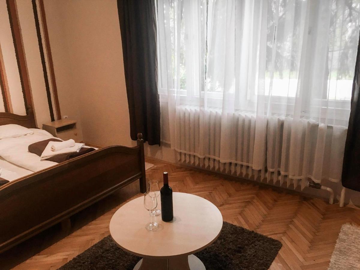Tompos Vendeghaz Es Pince Hotel Villány Eksteriør billede