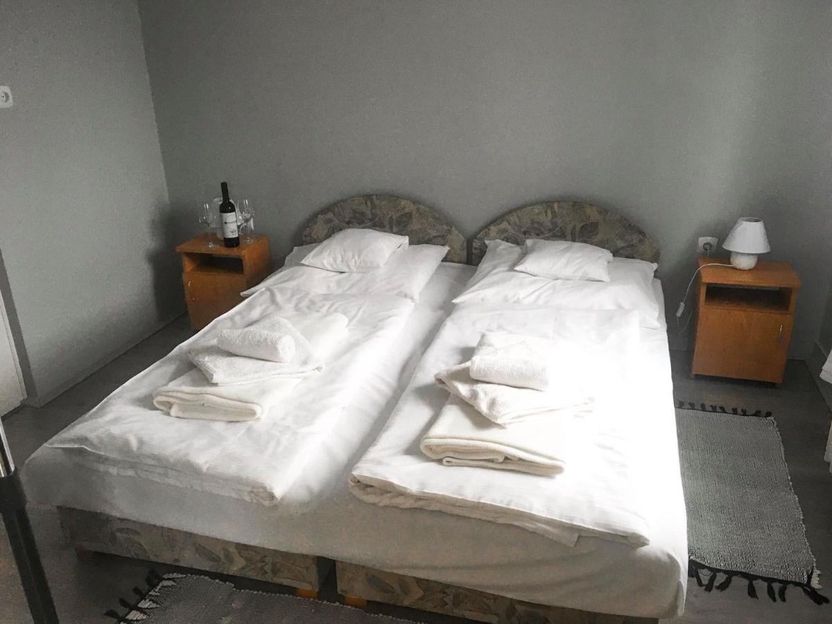 Tompos Vendeghaz Es Pince Hotel Villány Eksteriør billede